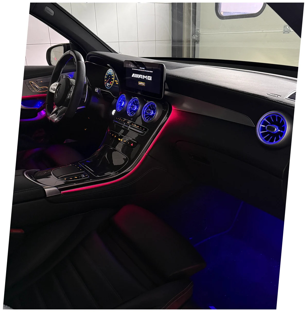 Sfeerverlichting, ook wel ambient lighting, is te zien in deze auto waarbij een kleurrijke LED-verlichting te zien is bij de ventilatieroosters, de middenconsole en de voetenruimte.