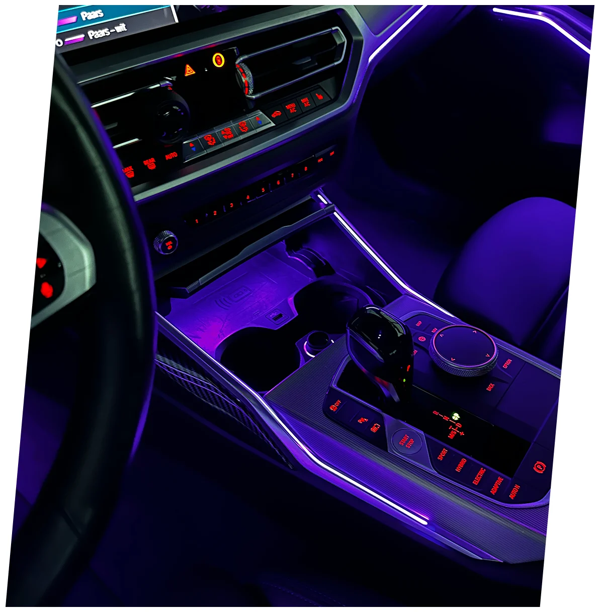 De middenconsole van deze auto straalt met kleurrijke paarse LED-verlichting en zorgt voor een luxe uitstraling.