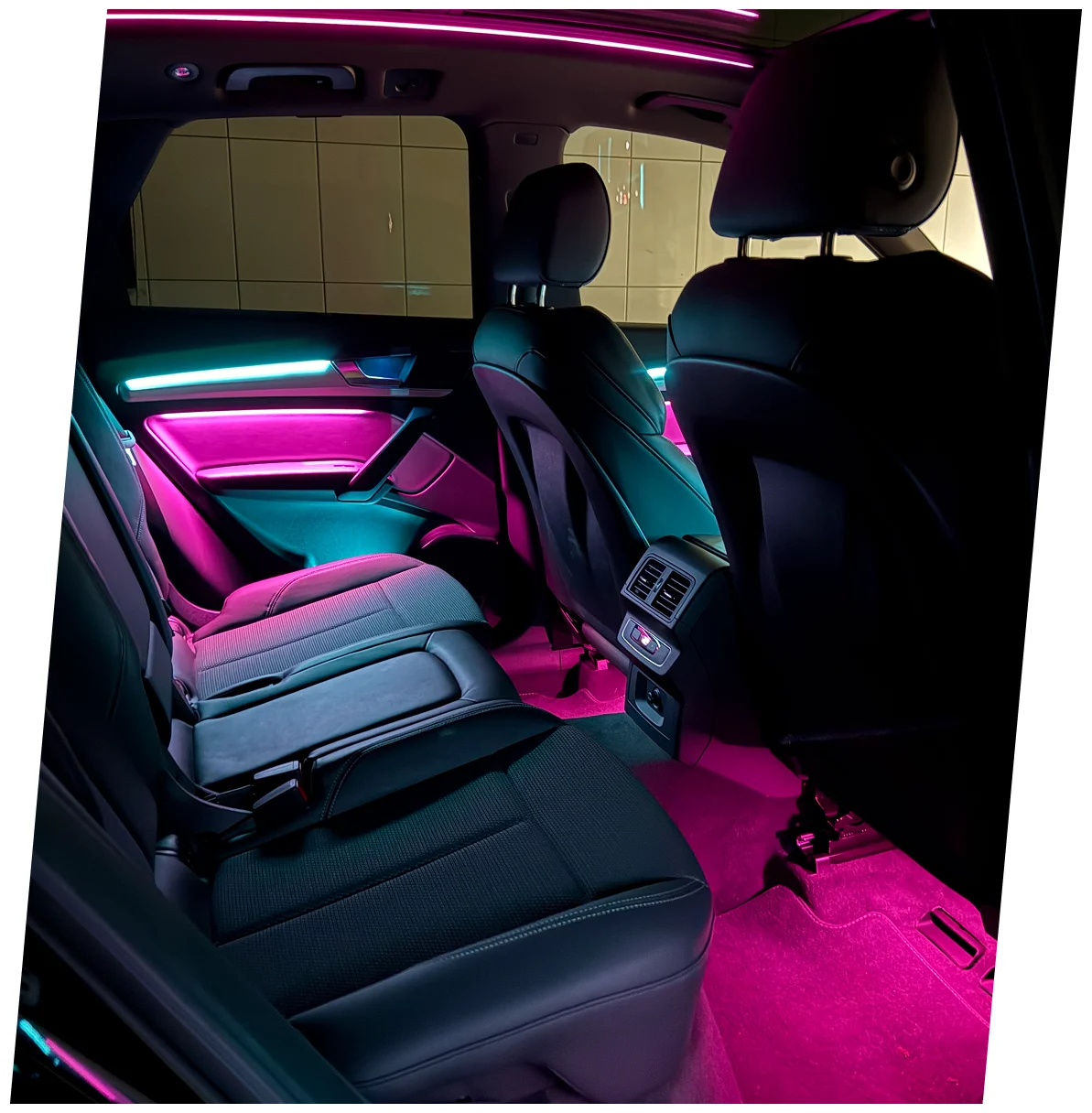 De roze en lichtblauwe sfeerverlichting zorgt in deze auto voor een futuristische look