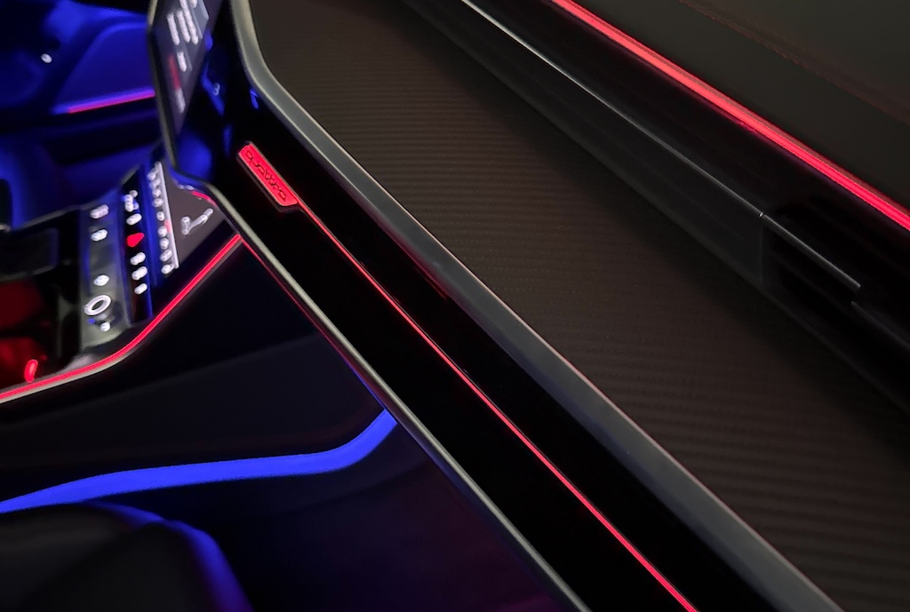 Sfeerverlichting bij je dashboard geeft een luxe gevoel.