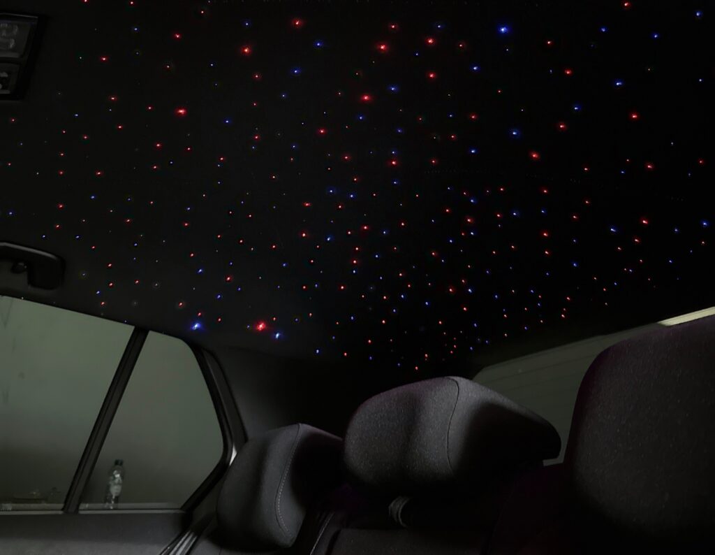 Sterrenhemel verlichting is op dit moment populair in Nederland en dat is logisch: wie wil er nu niet rijden onder een fonkelende sterrenhemel waarvan je elke kleur kan kiezen?