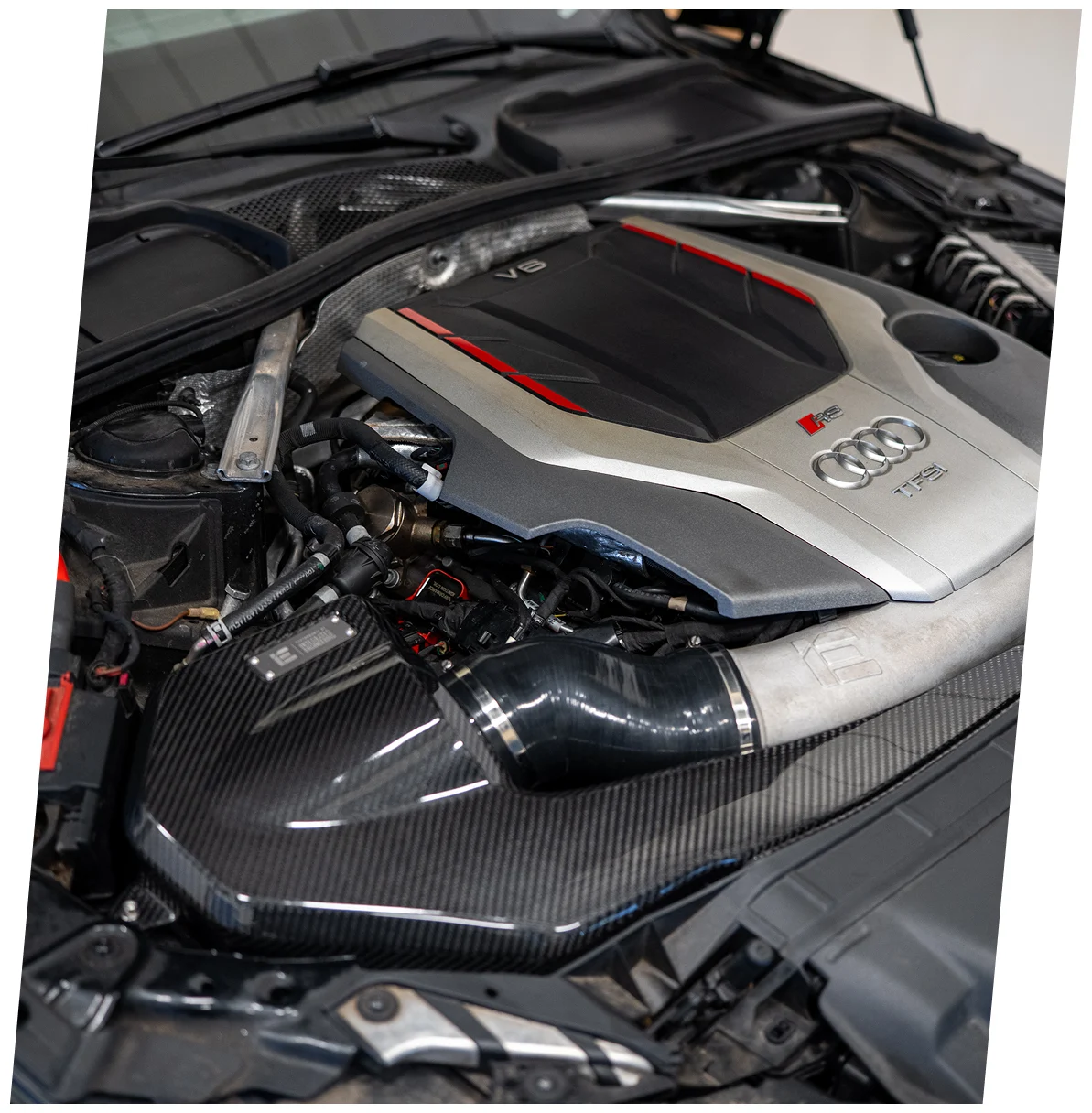 Carbon air intake gemonteerd op een Audi V8 TFSI-motor