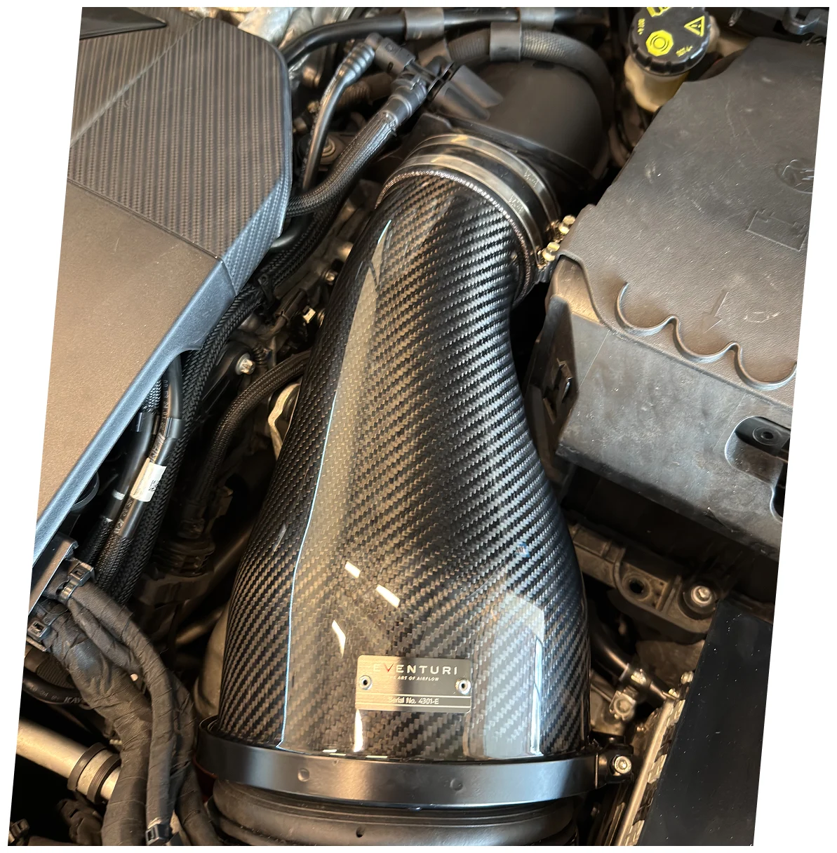 Eventuri carbon air intake gemonteerd in de motorruimte